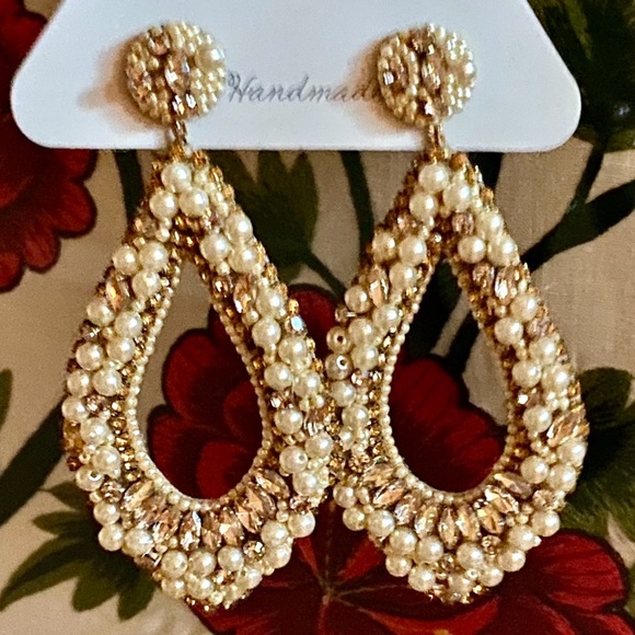 🌺🎉HP🎉🌺 NWT Deepa Gurnani Pearl & Crystal Hoop Chandeliers - Picture 3 of 16